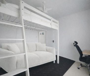 Beautiful Bright Clean Top Floor Flat Peckham - Photo 5