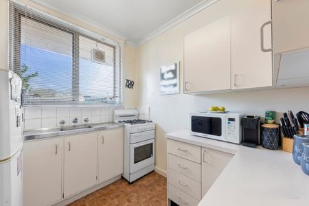 Chic South Yarra Living with Elevated Views and Unbeatable Convenience - Photo 4