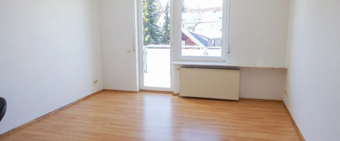 Renovierte 2- Zimmerwohnung mit eigenem Eingang, Balkon, Einbauküche und PKW- Stellplatz - Photo 1