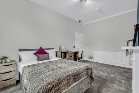 Flat 2, 5 WINSTANLEY TERRACE Leeds - LS6 1DS - Photo 5