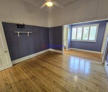 Stunning Renovated Family Home In Prime Lawson Location - Photo 5