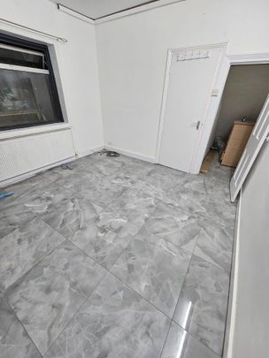 Studio Flat, Romford Road, E12 - Photo 1