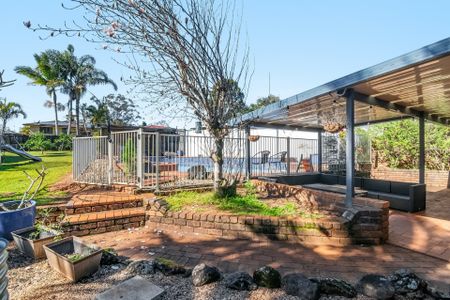 Spacious 5-Bedroom Family Home with Pool - Photo 5