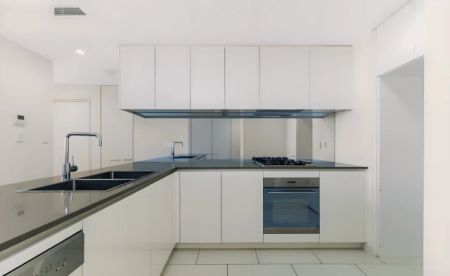 8 Waterview Drive, Sydney - Photo 2