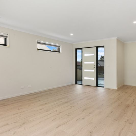 Spacious Modern Villa, Great Location - Photo 1