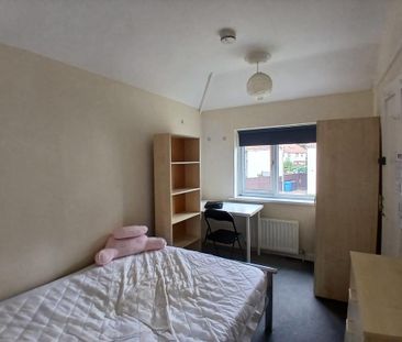 4 bedroom semi-detached house to rent - Photo 5