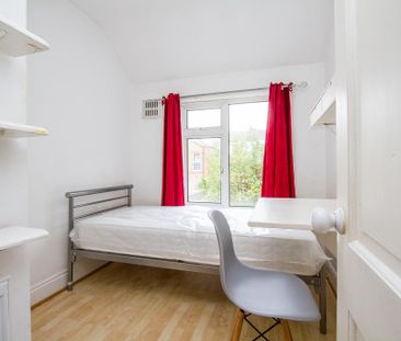 4 bedroom terraced house to rent - Photo 4