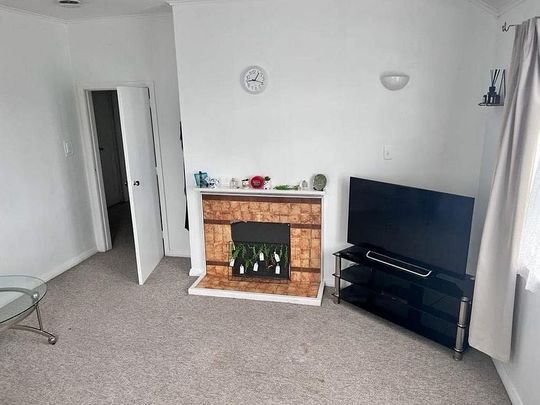 Beautiful 3 Bedroom House in Mt Roskill - Photo 1