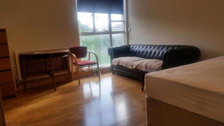 1 bedroom in a flat share to rent - Photo 2