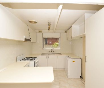 Location - Location - Three Bedroom House! - Photo 1