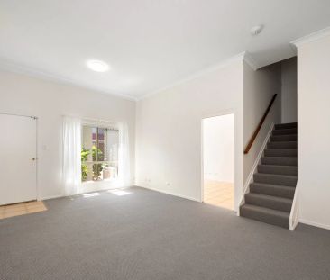 Spacious 4-Bedroom Townhouse with High Ceilings & Pool Access - Photo 3