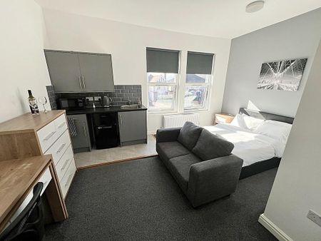 1 bedroom in a house share to rent - Photo 2