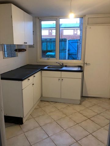 3 Bed Terraced House, Northcote Way, NG6 - Photo 4