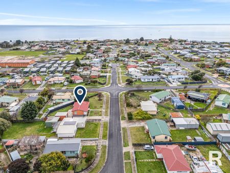 17 Adina Place, East Devonport TAS 7310 - House For Rent - $470 | Domain - Photo 3