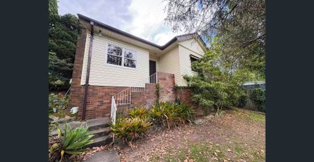 Charming Family Home with Spacious Interiors and Leafy Garden Retreat - Photo 3