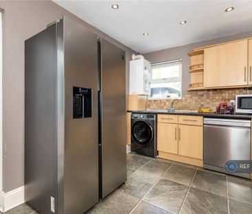 4 bedroom semi-detached house to rent - Photo 6