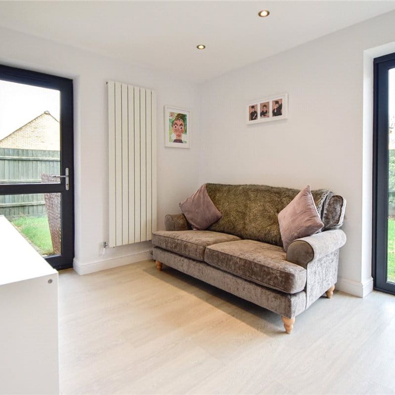 Beautifully presented four bedroom detached home available to rent in the picturesque village of Girton, just north of Cambridge. Garage, and driveway parking for two cars, complete with EV charging points. Gas central heating. Unfurnished. - Photo 1