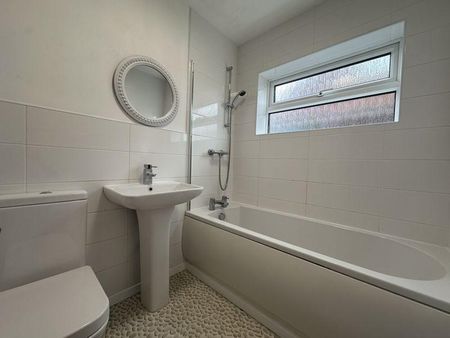 3 bedroom semi-detached bungalow to rent - Photo 5