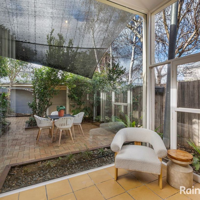 A Peaceful Garden Retreat with Light, Space & Style. - Photo 1