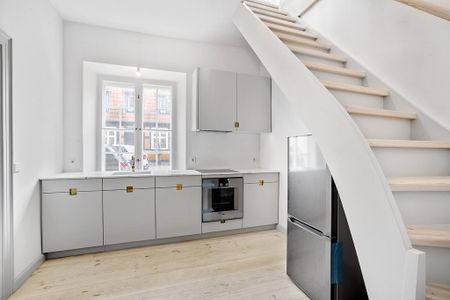 Spændende lejlighed i to plan i imponerende ejendom - Photo 4