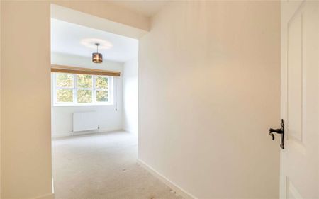 A stylish two bedroom period house, ideally located between Wilmslow and Alderley Edge. - Photo 2