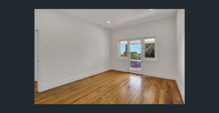 Spacious Coastal Family Haven – Just Steps from Coogee Beach - Photo 5