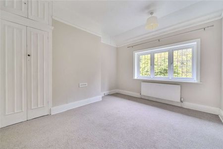*Please note: 6 month maximum tenancy* Five-bedroom detached house with driveway and garage. - Photo 5