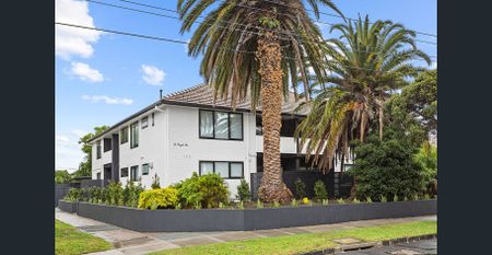 LIVE LIKE ROYALTY! - Photo 3