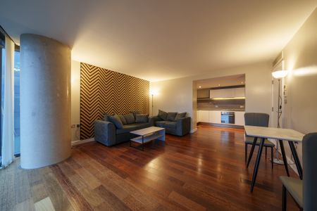 Two-bedroom apartment in the prestigious West Tower, Liverpool - Photo 3