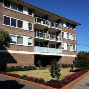 Spacious Two Bedroom - Photo 2