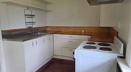 Comfortable Middle-Floor 2-Bedroom Flat - Photo 3