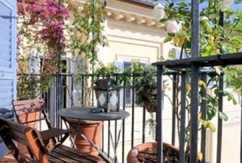 Attic-Spagna: 250mq. Duplex Penthouse located in 15th century Historical Building. Large double living room with fireplace, study, 3 bedrooms, 3 baths, spectauclar entertaining room with 360° views of antique Rome, rooftops and Cupoa’s. Ref #120
