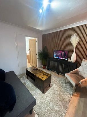 Room in a Shared House, Disraeli Gardens, LS11 - Photo 1