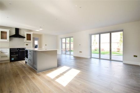 Beautifully crafted 3 bedroom detached house spanning 1615sqft situated in the picturesque village of Stuntney offering excellent access to Ely city and railway station. Secure allocated parking. ASHP. Unfurnished - Photo 3
