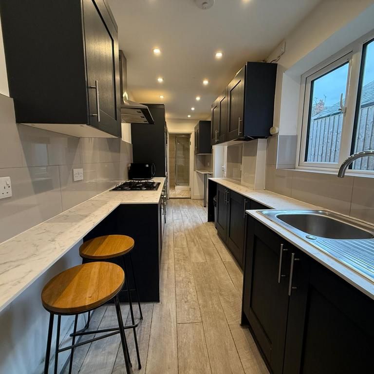 4 bedroom terraced house to rent - Photo 1