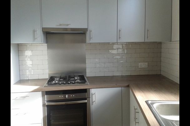 2 Bed Flat, Henniker Gardens, E6 - Photo 1