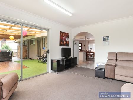 BRIGHT FAMILY HOME - Photo 4