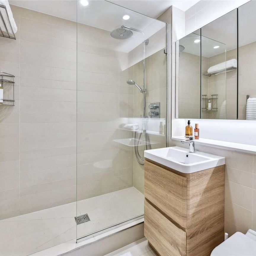 A bright and modern 2 bedroom lateral apartment located in the heart of Fitzrovia. - Photo 1