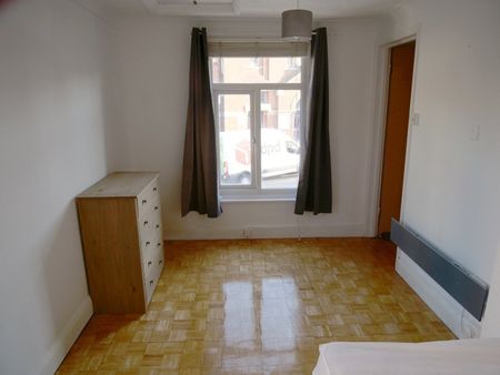 2 Bed Terraced House, Lansdowne Hill, SE27 - Photo 2