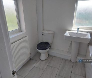 4 bedroom semi-detached house to rent - Photo 5