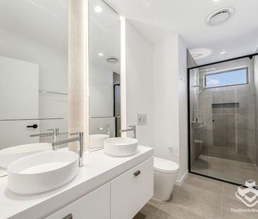 Morden townhome in great central location! - Photo 3