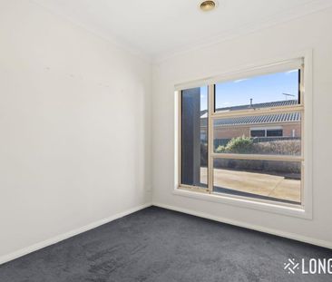 Easy-Care Two-Bedroom Living Minutes from Craigieburn Central - Photo 1