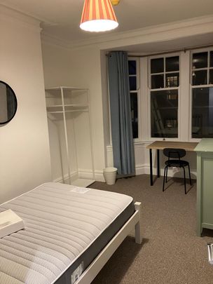 *Two rooms available now* 6 bedroom house - Photo 1