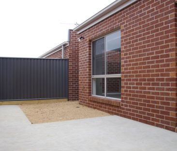 11 Ewart Cl, Lucas VIC 3350 - Photo 6