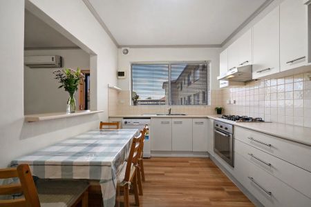 Spacious Three Bedroom Between the City and Sea - Photo 4