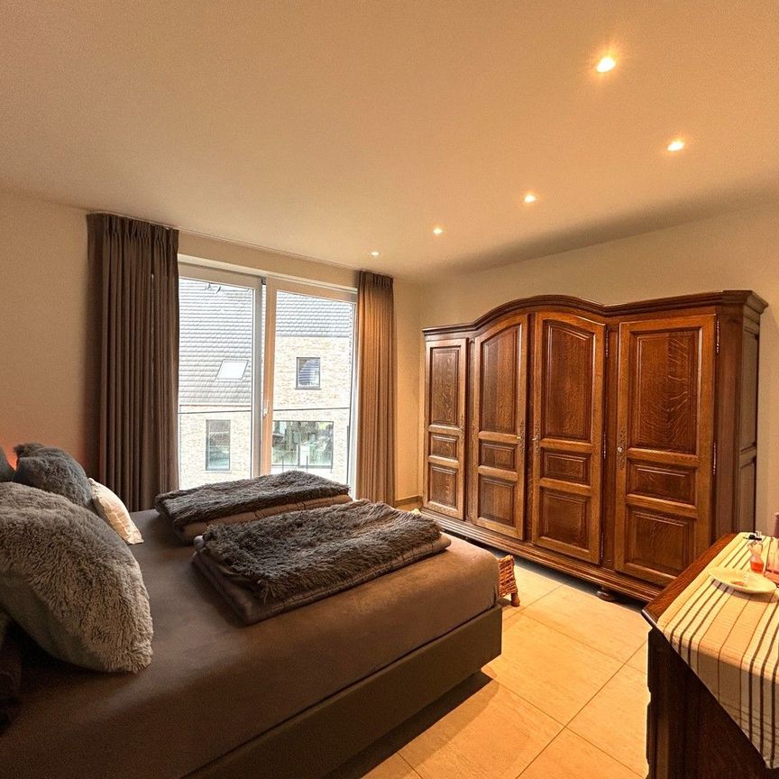 Instapklaar twee-slaapkamerappartement met zicht op stadspark te centrum Roeselare! - Foto 1