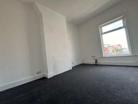 3 bedroom flat to rent - Photo 4