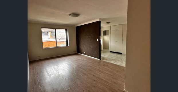 Spacious living room roomy kitchen with parking - Photo 1
