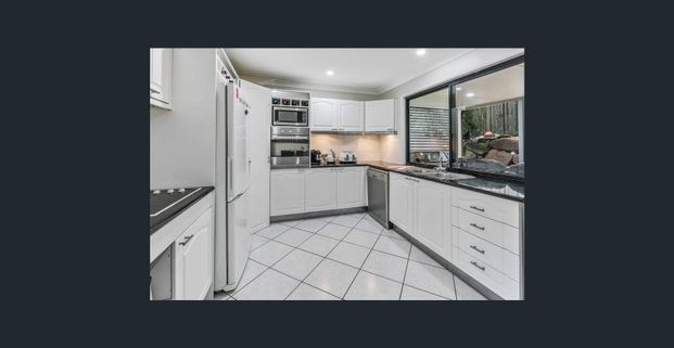 Resort style, 2-stories Townhouse in Carindale - Photo 1