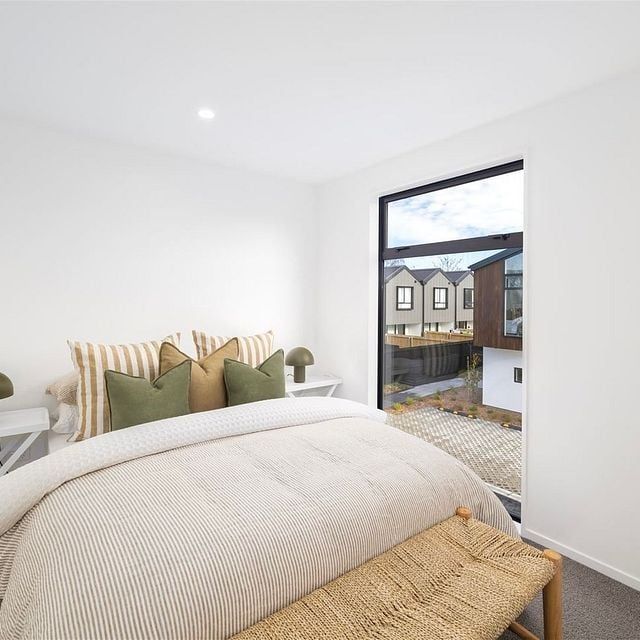 Edgeware Modern Comfort – 2 Bed / 2 Bath Townhouse - Photo 1